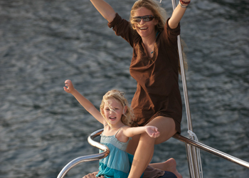 Kinder an Bord einer Yacht in Phuket